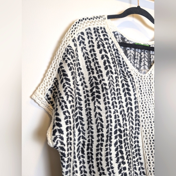 Black Off White V-neck Patterned Linen Blend Poncho Size XS/Small - Picture 3 of 7
